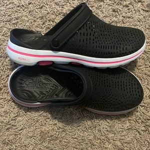 Sketchers Cali Gear clogs, size 8. Super comfy and in great shape!